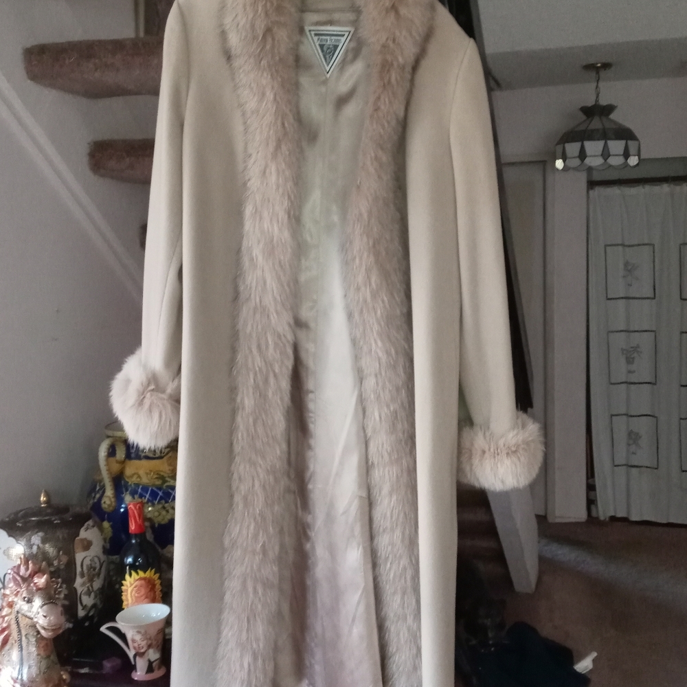 Fully light gray cashmere fox trim coat